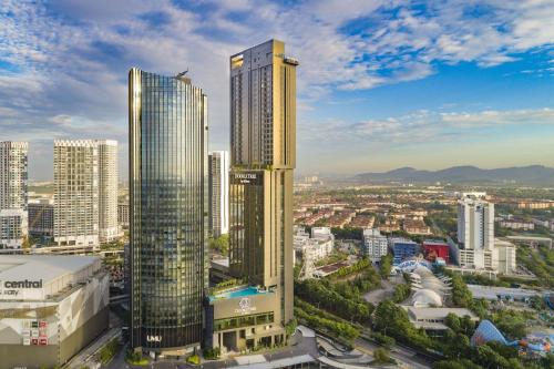 vistas a una ciudad con edificios altos en Doubletree By Hilton Shah Alam I-City en Shah Alam