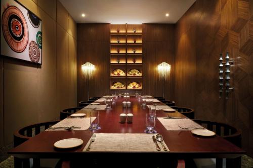 une grande salle à manger avec une grande table et des chaises dans l'établissement Doubletree By Hilton Shah Alam I-City, à Shah Alam