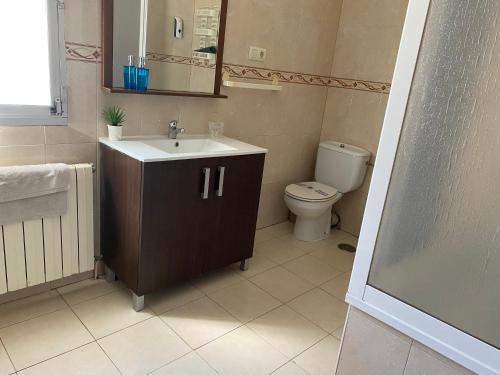 uma casa de banho com um lavatório e um WC em Casa Portomeiro em San Román