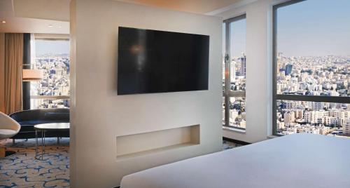TV a/nebo společenská místnost v ubytování Hilton Amman
