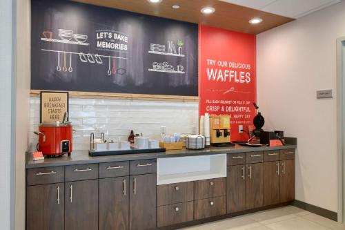 Una cocina con encimera y un cartel en la pared. en Hampton Inn Lincoln White Mountains, en Lincoln