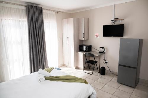 TV a/nebo společenská místnost v ubytování Faces Guesthouse La Provance