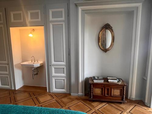 Le Faubourg 29 في نوشاتيل: حمام مع حوض ومرآة