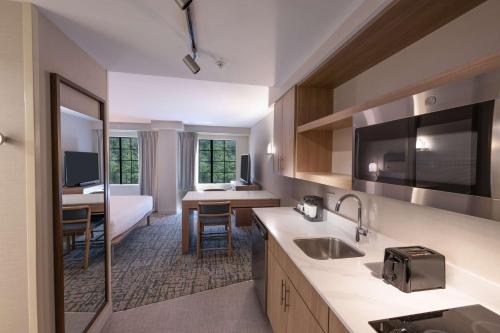eine Küche mit einem Wohnzimmer und einem Schlafzimmer in der Unterkunft Homewood Suites by Hilton Atlanta Buckhead Pharr Road in Atlanta