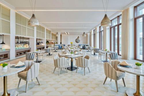 En restaurant eller et andet spisested på The Mermoon Resort Hainan Tufu Bay, Tapestry By Hilton
