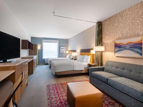 pokój hotelowy z łóżkiem i kanapą w obiekcie Home2 Suites By Hilton Santa Rosa Beach w mieście Santa Rosa Beach