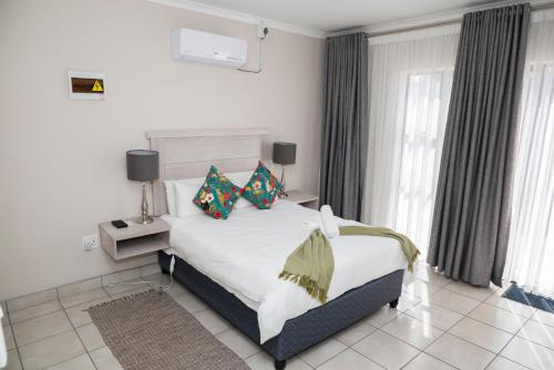 Postel nebo postele na pokoji v ubytování Faces Guesthouse La Provance