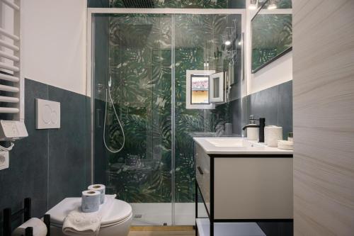 een badkamer met een douche en een groene muur bij Sapiti Modern by Mmega in Florence