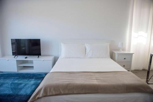 เตียงในห้องที่ 12th & Ocean by LuxUrban, Trademark Collection by Wyndham