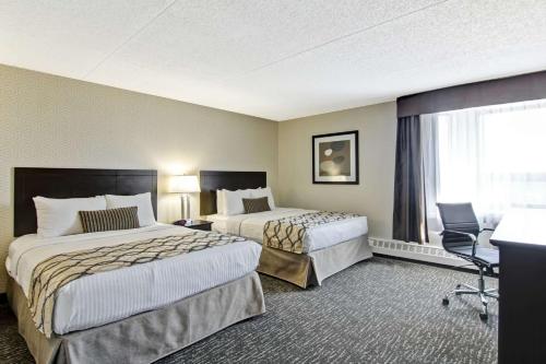 Habitación de hotel con 2 camas y ventana en Radisson Hotel & Conference Centre West Edmonton, en Edmonton