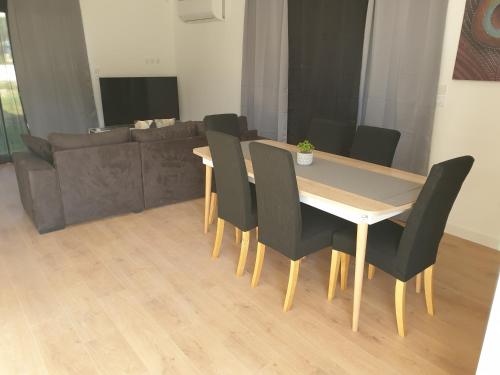 Photo de la galerie de l'établissement MAISON C, à Saint-Jean-de-Thurigneux