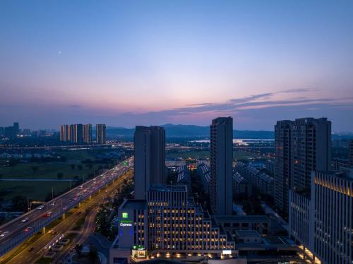 Holiday Inn Express Suzhou Shihu University Town في سوتشو: اطلالة على مدينة بالليل مع الزحمة