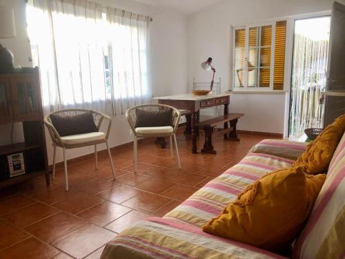 ナザレにあるAvó das Bolachas - Home Shantiのリビングルーム(ソファ、テーブル、椅子付)
