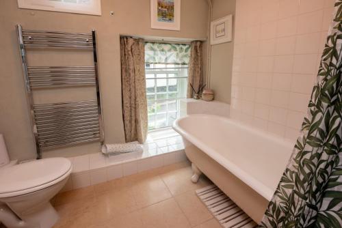 Et badeværelse på Wayside Cottage Clappersgate Ambleside