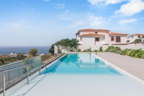 - une piscine sur le balcon d'une maison dans l'établissement Home2Book Panoramic Views & Stylish Design Agaete, à Agaete