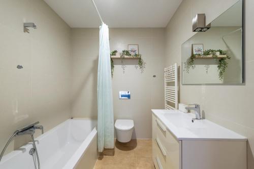 リュビにあるCasa Llubiのバスルーム(バスタブ、洗面台、トイレ付)