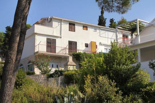 a white house with a balcony on a hill at Apartment Sutivan 5629a in Sutivan