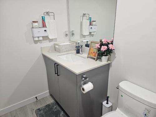 New built house, Stay in Style Guest Suite, 2bedroom, 2bed, 2bathにあるバスルーム