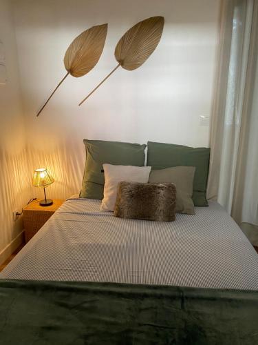 een bed met twee parasols aan de muur bij Narbonne : Logement idéalement situé in Narbonne