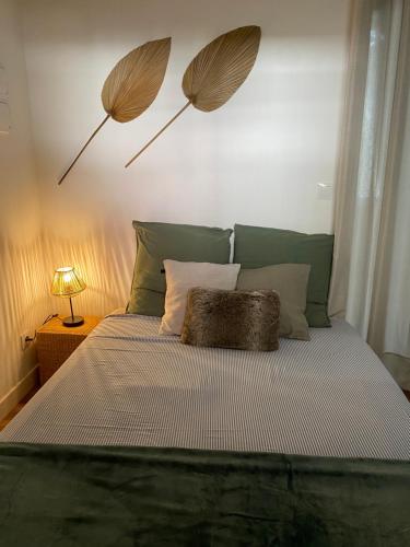 un lit avec deux parasols sur le mur dans l'établissement Narbonne : Logement idéalement situé, à Narbonne