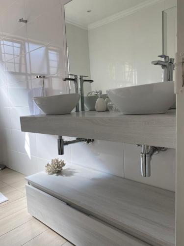 uma casa de banho com dois lavatórios num balcão em Modern Serene 3 Bedroom Villa em Joanesburgo