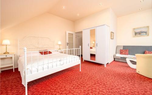 1 dormitorio con cama blanca y alfombra roja en Hotel Na Skalkách, en Nový Jičín