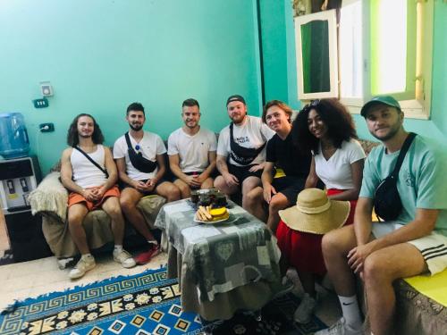 een groep mensen die poseren voor een foto in een kamer bij Gamal Robob Nubian Guest House in Aswan