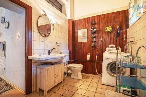 uma casa de banho com um lavatório e uma máquina de lavar roupa em Romatisches Ferienhaus em Gerdau