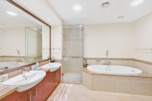 Koupelna v ubytování StoneTree - Stylish 2BR in Fairmont with BEACH ACCESS