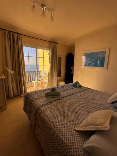 Playa del AguilaにあるBeautiful Apartment Altamarのベッドルーム1室(ベッド1台付)が備わります。