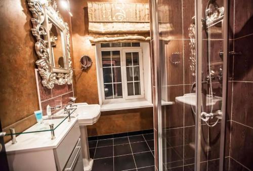 W łazience znajduje się umywalka i lustro. w obiekcie The hub - Hotel & Restobar w mieście Atyrau