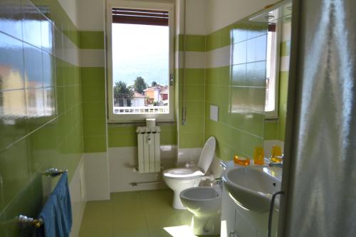 韋爾巴尼亞的住宿－SUNA HOLIDAY，一间带卫生间、水槽和窗户的浴室
