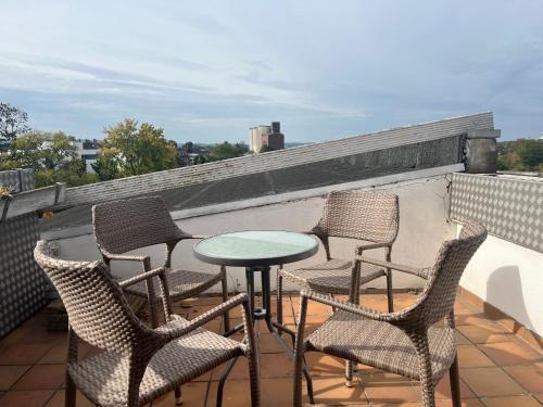 a group of chairs and a table on a balcony at Der Schwan 7 - 2 Balkone - zentral - 100 qm in Düren - Eifel