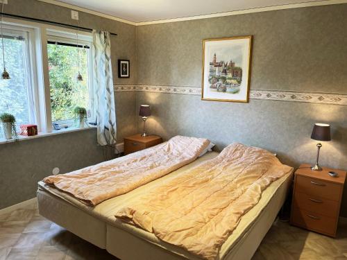A bed or beds in a room at Cosy, spacious cottage located by Lake Virserumssjon