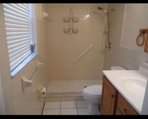 a bathroom with a shower and a toilet and a sink at Little Cute Home in Beverly Hills