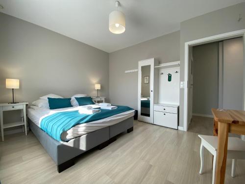 una camera da letto con un grande letto con cuscini blu di Borek a Medyka
