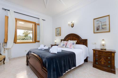 um quarto com uma cama com toalhas em YourHouse Sa Garriga Finca Darder villa em Ariany