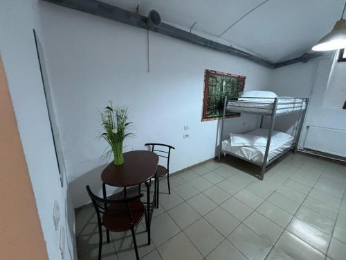 um quarto com uma mesa e cadeiras e um beliche em Piata Uniri Cozy Inn em Bucareste