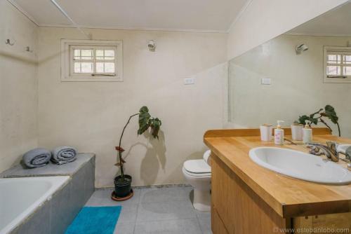 y baño con lavabo, bañera y aseo. en Casa Bellavista Ushuaia en Ushuaia
