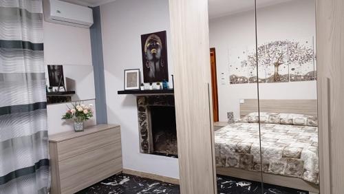 een slaapkamer met een bed en een open haard bij 20 VENTI in Angolo Terme