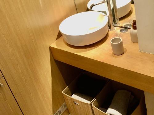a bathroom with a sink and a bowl on a counter at Les Vallées La Défense in La Garenne-Colombes