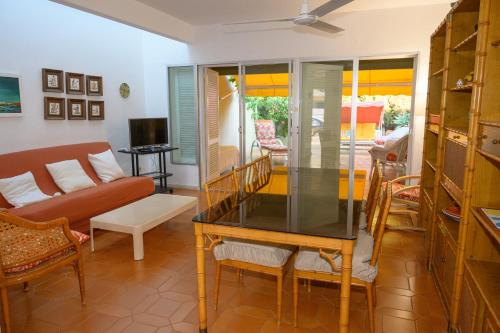 uma sala de estar com um sofá e uma mesa em La casa de la Bahía em Puerto de Mazarrón