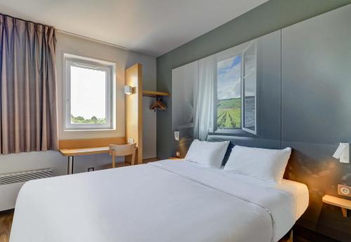 Postel nebo postele na pokoji v ubytování B&B HOTEL Beaune Sud 2