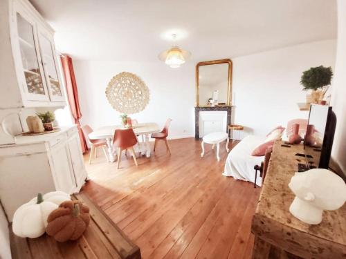 een woonkamer met een bed en een eetkamer bij Appt à 5 min de Barbizon - 15 min de Fontainebleau in Perthes-en-Gâtinais