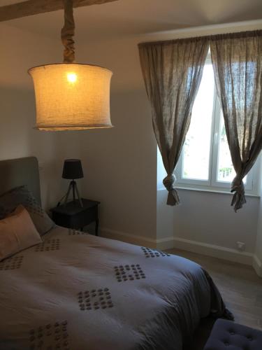 - une chambre avec un lit doté d'une lampe et d'une fenêtre dans l'établissement Chez Enzo, à Pierrevert