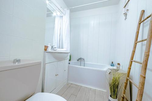 une salle de bain avec une baignoire, des toilettes et un lavabo dans l'établissement GUIGNON - Apart sunny comfort close to the Port & Station, à Antibes