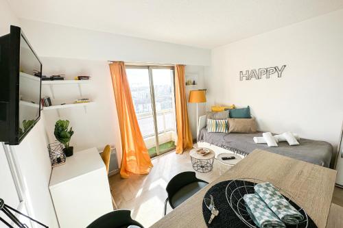 ein kleines Wohnzimmer mit einem Bett und einem Sofa in der Unterkunft GUIGNON - Apart sunny comfort close to the Port & Station in Antibes