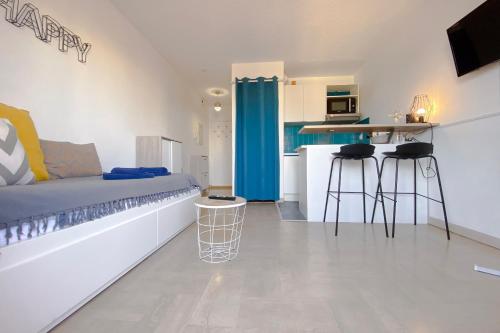 un salon avec un lit et une cuisine dans l'établissement GUIGNON - Apart sunny comfort close to the Port & Station, à Antibes