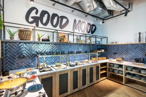 a restaurant with a good mood sign on the wall at LOGINN Hotel Waiblingen in Waiblingen