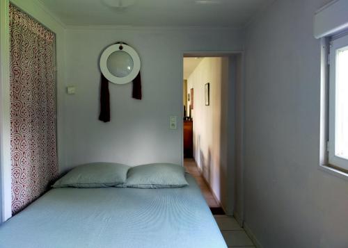 Schlafzimmer mit einem Bett und einem Spiegel an der Wand in der Unterkunft Logis51 in Ville-sur-Tourbe